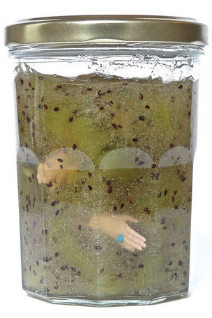 Pierre Sportolaro, Confitures de désenchantement, confiture de kiwi - mains de poupée Barbie, 2015 