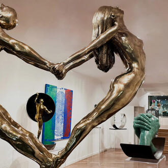 Lorenzo Quinn, Love will save us, veduta dell’esposizione. Cortesia di Contini Art Gallery