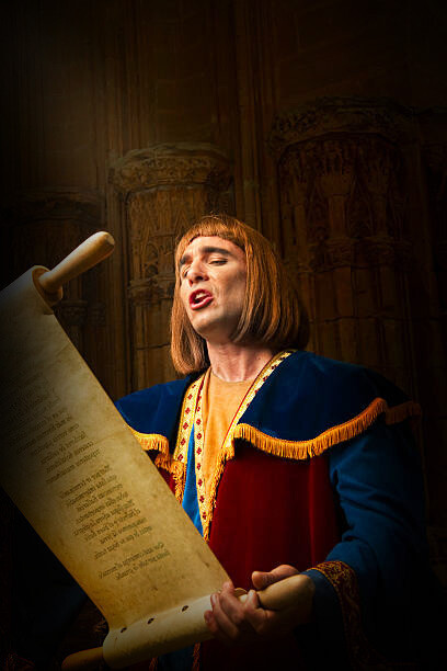 Para captar la atención, los pregoneros podían utilizar trompetas, tambores o algún instrumento cuyo sonido pudiese ayudar a llamar la atención de los oyentes