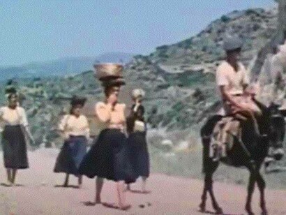 Scene di vita quotidiana in Calabria: "Sul filo della memoria, Curtale ci guida ... nei meandri della tradizione calabrese, traendo ricordi dal paese natio dello scrittore, San Luca di Calabria, e dal paese che lo accolse in vita e dove ora riposa, Vallerano"