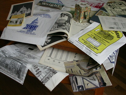 Collection de sacs en plastique publicitaires illustrés avec des images d’architectures. Collection Eric Monin. Avec l’aimable autorisation du MIAM
