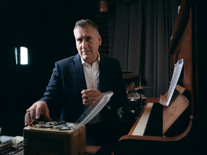 Mike 3rd, uomo di studio, amante dell’arte e di diversi generi: dalla musica classica, alla lirica, al rock, al jazz, all’avant-punk