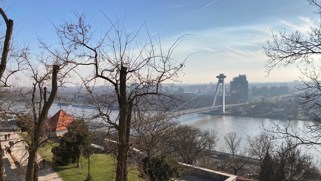 Vista del Danubio e dello skyline di Bratislava, Slovacchia. Ph Flavius Roversi. La città si trova lungo il fiume Danubio, vicino ai confini con Austria e Ungheria