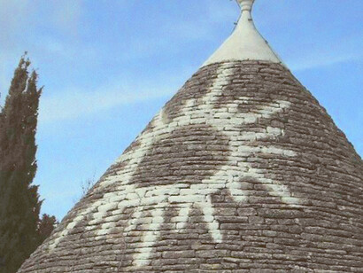 Scritta caratteristica su tetto di un trullo