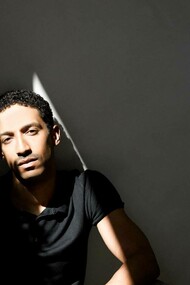 Philippe Kratz, già solista della Compagnia Aterballetto, lavora con numerosi artisti internazionali prima di decidere di approfondire la sua ricerca personale nella coreografia