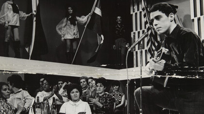 Descubra a trajetória musical e o retrato da feminilidade nas letras de Chico Buarque. Conheça suas músicas icônicas e análises detalhadas sobre Carolina, Rita, Geni, e mais