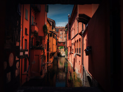 Vista entre edificios de Bolonia