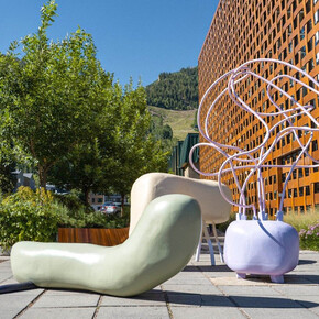 Nairy Baghramian, Sitzengebliebene (sastay downers), exhibition view. Courtesy of the Aspen Art Museum 