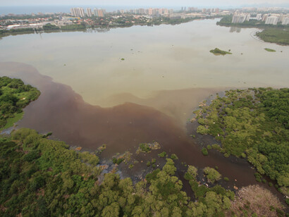 Lagoas apodrecidas por esgoto e lixo
