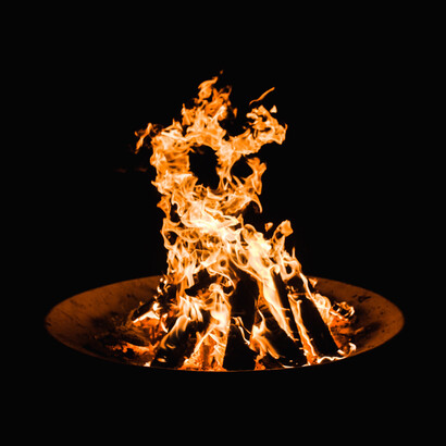 A bonfire to burn the oak tree during the night symbolizes death