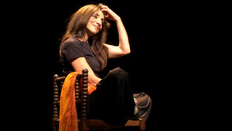 Helen Arden interprète La Tresse. Je l’interroge sur ce dont elle s’est inspirée pour jouer chacune des trois femmes, en m’attendant à ce qu’elle me dise qu’elle a emprunté les traits de personnes existantes pour les incarner