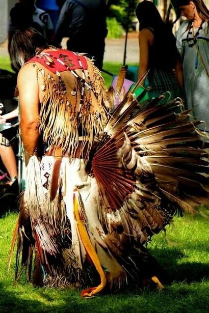 Pow Wow en Oregón. Atuendo de plumas. Foto: Sabrina Guitart