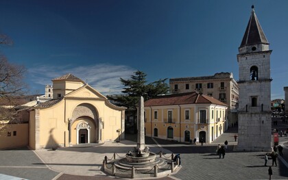 Il Complesso monumentale di Santa Sofia, cuore spirituale della Benevento longobarda e oggi patrimonio UNESCO, conserva ancora l’aura di un luogo sospeso tra Oriente e Medioevo europeo, dove architettura, memoria religiosa e potere si intrecciano in una delle testimonianze più affascinanti della civiltà longobarda in Italia. Benevento, Italia