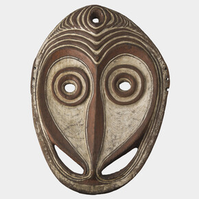 Giebelmaske, Holz, weiße Pigmente, roter Ocker, 93 × 15 × 68 cm, Iatmul-Sprachgruppe, Dorf Angriman [Radja], Gesammelt durch Kapitän Friedrich Haug, Schenkung 1909, Stuttgart, Linden-Museum, Inv. 63214, © Linden-Museum Stuttgart