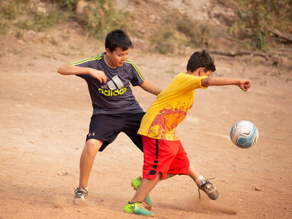 Niños jugando futbol de barrio en Tegucigalpa, Honduras