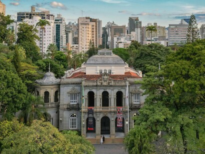 Palácio da Liberdade, localizado na Praça da Liberdade, em Belo Horizonte, Minas Gerais, Brasil. Espécies inadequadas podem causar danos a calçadas, redes de drenagem e tubulações subterrâneas. Ao mesmo tempo, árvores de grande porte plantadas em locais estreitos ou com fiação aérea próxima podem gerar riscos e custos elevados de manutenção