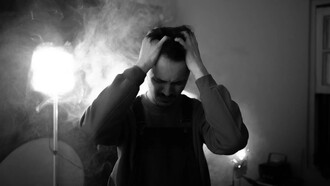 Un uomo in preda alla frustrazione causata dall'indecisione. Il dilemma è un dubbio, un’alternativa che si apre di fronte a chi lo prova: o di qua o di là, testa o croce, bianco o nero