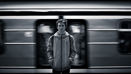 Ragazzo in stazione. Tran tran tran, era anche il rumore di quella rabbia che avevo dentro, senza vederla, si fece sentire sempre di più, sempre più forte, io non me ne resi conto ma forse, come quell’ape, avevo bisogno d’aiuto