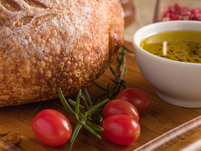Pão de longa fermentação, tomates cereja e azeite para acompanhar o mix de sabores