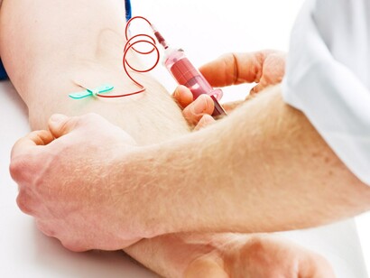 Mujer donando sangre