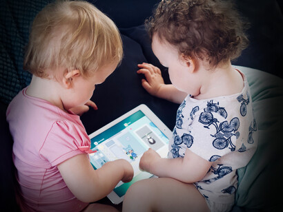 Bambini che giocano con un tablet