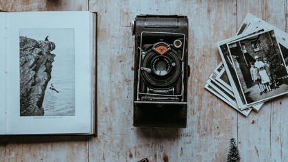Nelle case italiane esiste una capsula del tempo: l'album fotografico delle nonne