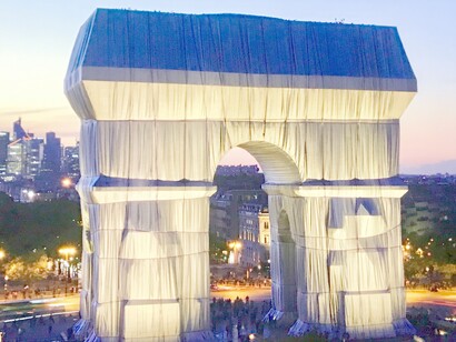 Christo and Jeanne-Claude L'Arc de Triomphe, Wrapped, Paris, 1961-2021, night view, video clip © Alma Reyes