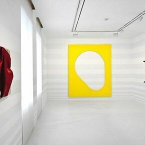 "Steven Parrino. Armleder, Barré, Buren, Hantaï, Mosset, Parmentier, Toroni" Installation view, photo by Zarko Vijatovic