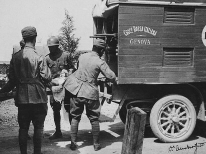 Feriti scaricati da un'ambuanza