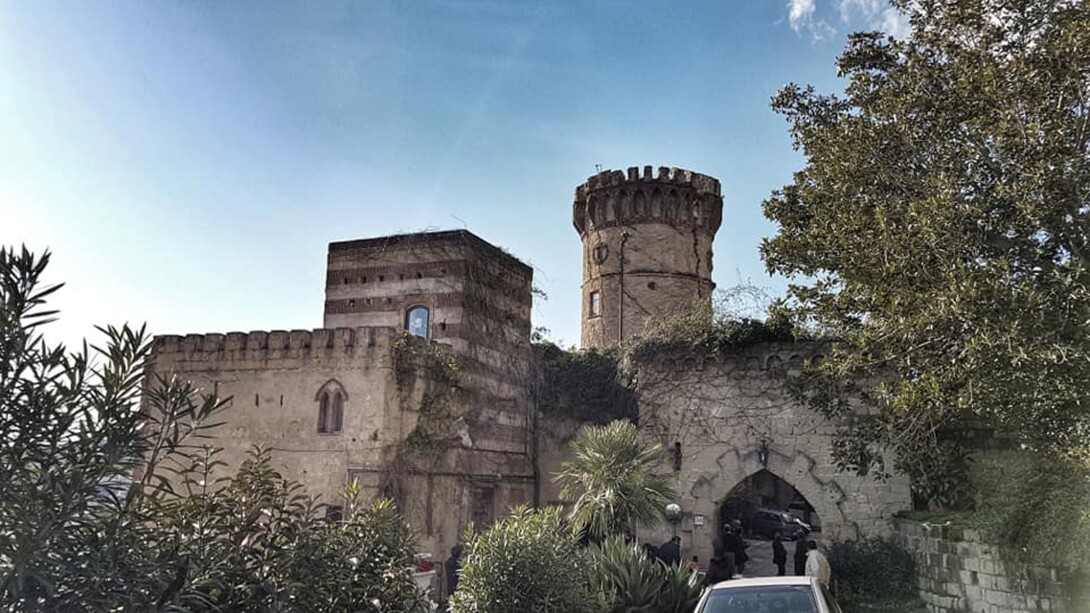 Villa Curcio, realizzata come un piccolo castello medioevale in rovina sovrastato da una torre di tufo con una finta lesione, venne costruita nel 1875 da Lamont Young. Napoli, Italia. Foto di @PalazzidiNapoli