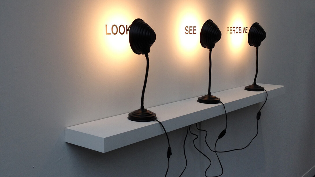 Antoni Muntadas, Regarder, voir, percevoir, 2009, étagère, adhésif vinyl mat, lampes. © ADAGP, Paris, 2017