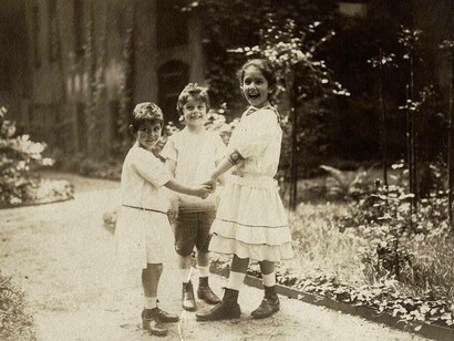 The Anders children being photographed in their home in Wroclaw, Poland in 1909