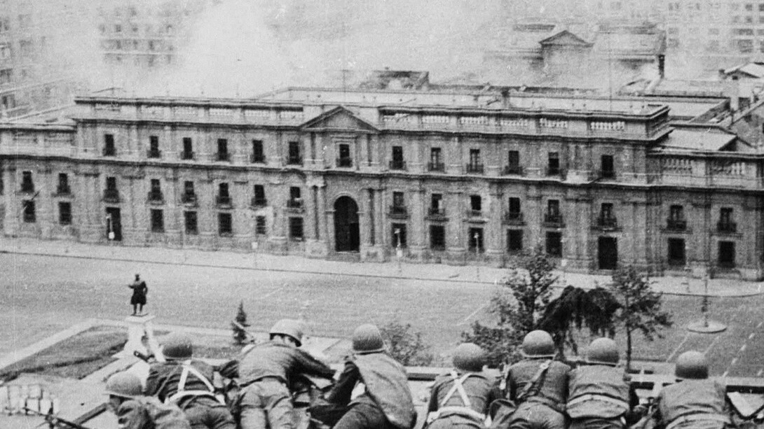 Soldados aguardan frente al Palacio de la Moneda, en Santiago de Chile