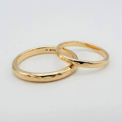 Conjunto de anillos matrimoniales. Las minas casadas fueron muy generosas. Agradecían ser vistas, dejar de ser transparentes, sentirse bellas, deseadas