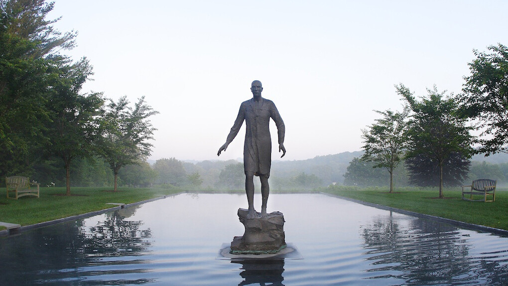 Hanneke Beaumont, Stepping forward. Courtesy of Bowman Sculpture