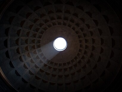 Pantheon. Bisogna innanzitutto rivolgere lo sguardo in alto, all’interno del Pantheon, e guardare l’"oculus", l’apertura centrale – l’unica di tutto il tempio – che con la sua presenza stabilizza l’intera costruzione della cupola (se non ci fosse quell’apertura la struttura crollerebbe sotto il suo stesso peso. Roma, Italia