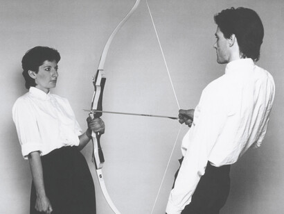 Perfomance Rest Energy (1980) em que Marina Abramović e o companheiro Ulay seguram por 4 minutos um arco com uma flecha de verdade apontada para o peito da artista