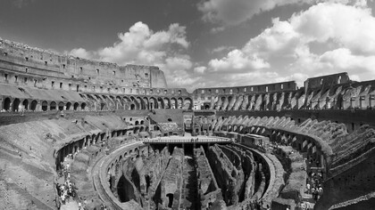 Colosseo, Roma, Italia. Si può immaginare con ragionevole certezza che gli spettatori quando assistevano agli eventi fossero letteralmente pigiati gli uni sugli altri. Lo spazio assegnato a ogni singola persona, a eccezione delle prime file dove i posti erano più ampi, non deve essere stato particolarmente largo, così come era minima anche la distanza fra una fila di posti e l’altra