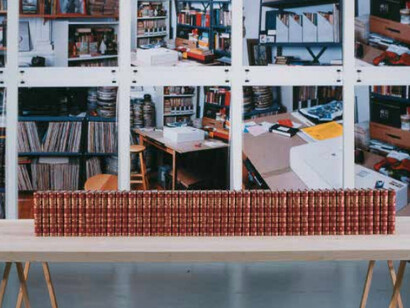 Allen Ruppersberg
The New Five Foot Shelf
2001
50 volumes, 232 pages chacun, 20 x 13,50 cm
44 posters, 147 x 90 cm chacun
Dimensions variables suivant l'installation
Édition limitée de 10 exemplaires et 2 épreuves
d'artiste
Certificat numéroté et signé par l’artiste
Produit et publié par les Editions Micheline
Szwajcer & Michèle Didier en 2001
©2001 Allen Ruppersberg et les Editions
Micheline Szwajcer & Michèle Didier.
