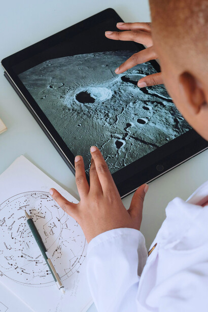 As affordances digitais permitem novas formas de avaliação, feedback contínuo e aprendizagem diferenciada, adaptando-se às necessidades de cada estudante