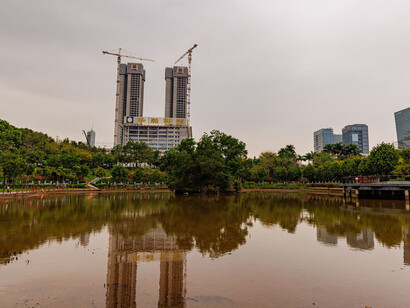 La experiencia ya no se apoya en el reconocimiento ni en la memoria, sino en el uso eficiente de un sistema. Se habita un artefacto, no una genealogía. Parque de Songpingshan, 2023, Shenzhen, China