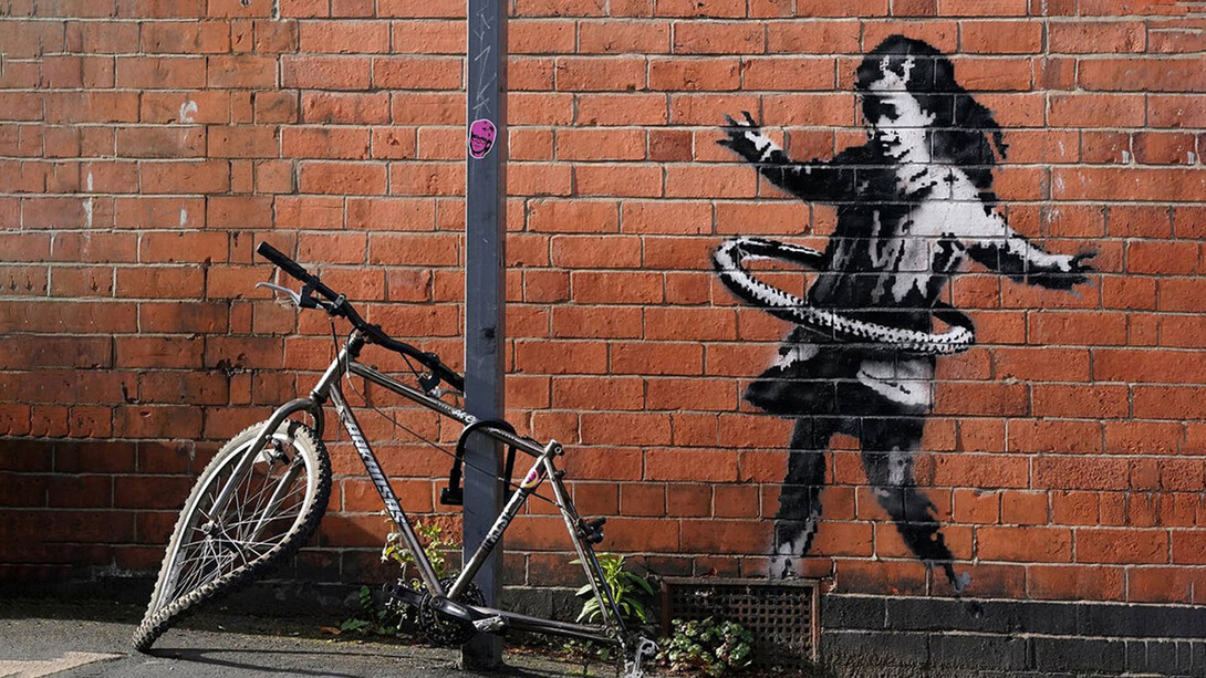 Bansky, Girl with a hula-hoop