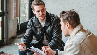 Sócios se juntam para conversar sobre o andamento dos negócios
