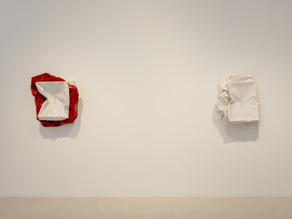 Ángela De la Cruz, Super bulto, exhibition view. Courtesy of Travesía Cuatro