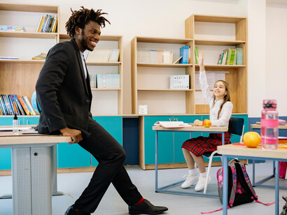 La implementación de la IA en la educación requiere una reflexión profunda sobre las desigualdades tecnológicas, garantizando que todos los estudiantes tengan acceso a estas herramientas