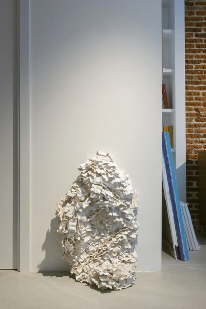 Paloma de la Cruz, El suelo sabe mi nombre, vista de exhibición. Cortesía de Galería T20