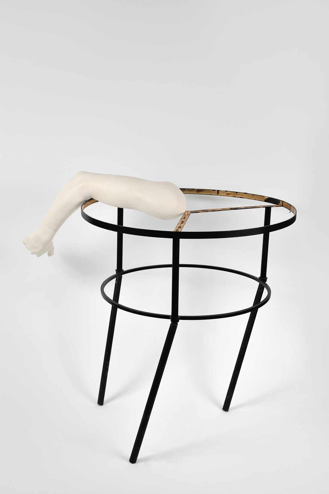 Benoît Maire, Déchet indexé (EITHER), 2015, Bras de mannequin en résine, métal, peinture acrylique, letraset, 94 x 74 x 68 cm, Courtesy galerie Thomas Bernard-Cortex Athletico