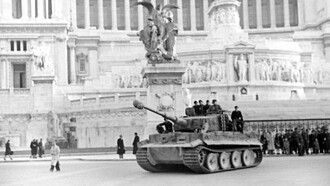 Carro armato tedesco Tiger I di fronte all'Altare della Patria a Roma, febbraio 1944