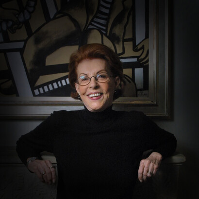 Emily Fisher Landau nella sua casa di Manatthan nel 2002, posa davanti a "Etude pour les Constructeurs" di Fernand Leger