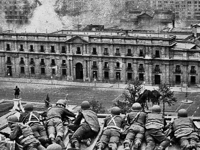 Militares del Ejercito de Chile, durante el asalto y bombardeo al Palacio de la Moneda, el 11 de septiembre de 1973
